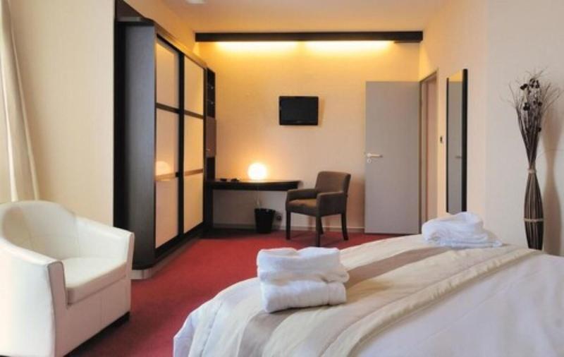 เลอ เอช - โฮเต็ล แอนด์ เรสเทอรองต์ Hotel บาร์ ภายนอก รูปภาพ