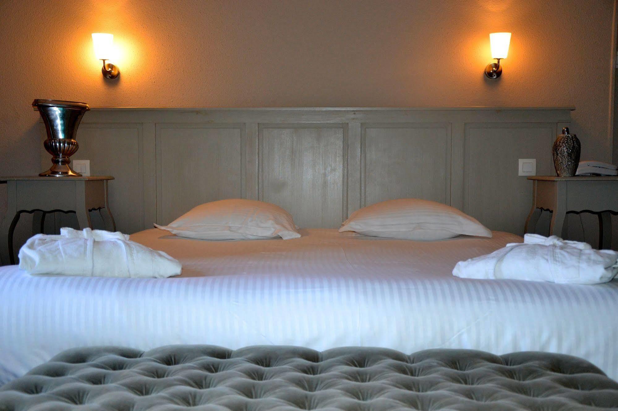 เลอ เอช - โฮเต็ล แอนด์ เรสเทอรองต์ Hotel บาร์ ภายนอก รูปภาพ