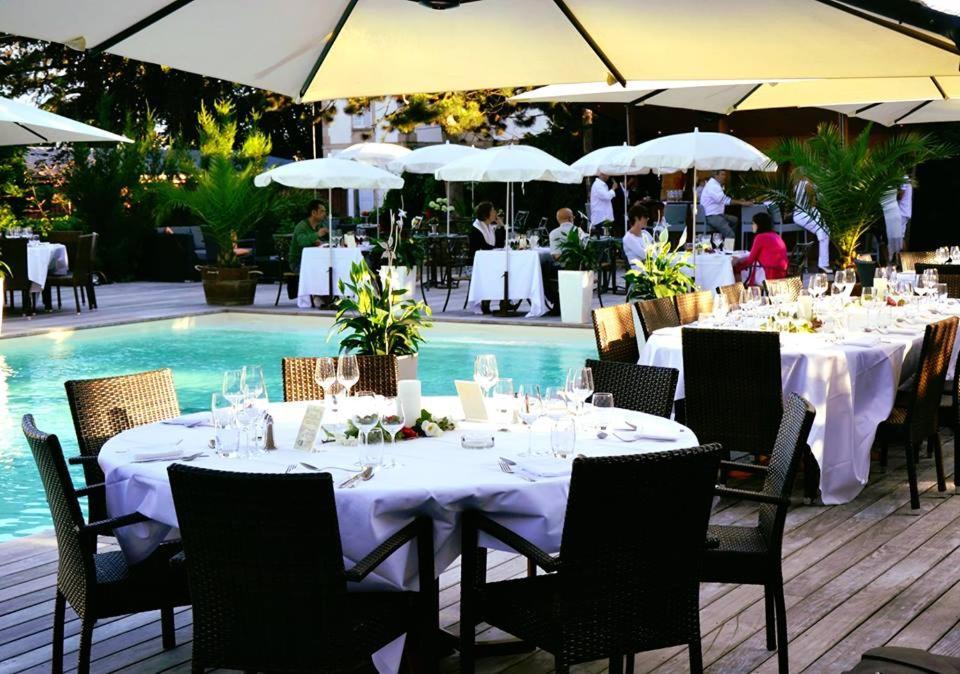 เลอ เอช - โฮเต็ล แอนด์ เรสเทอรองต์ Hotel บาร์ ภายนอก รูปภาพ